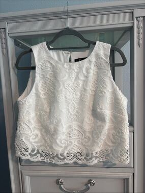 Leslie Fay White Lace Cropped Tank